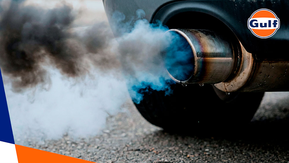 O que a cor da fumaça do escapamento fala sobre o seu motor