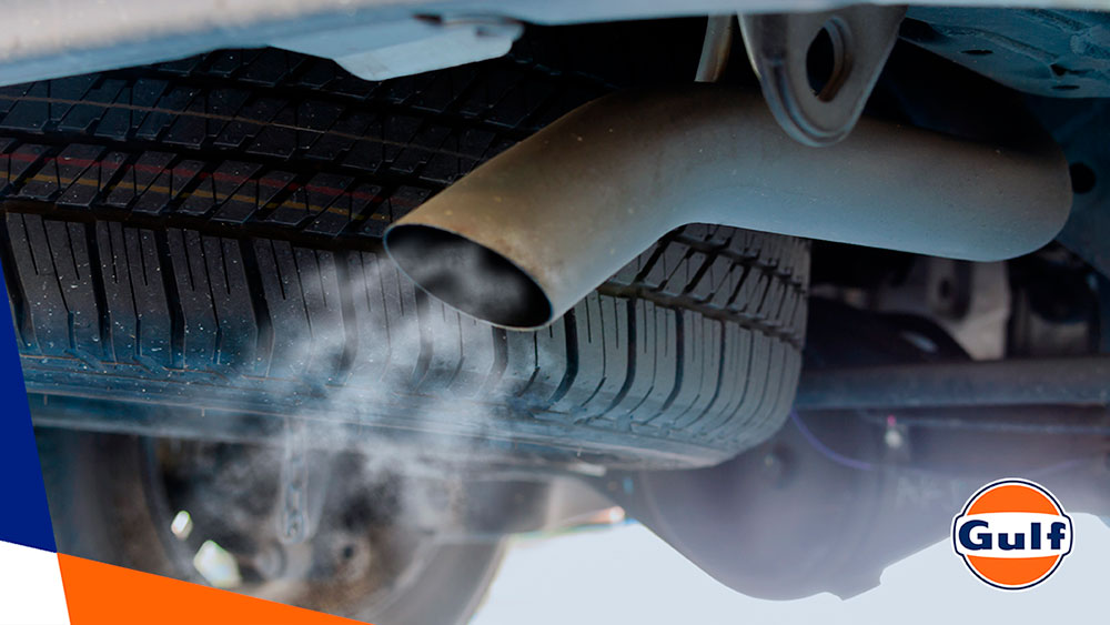 O que a cor da fumaça do escapamento fala sobre o seu motor
