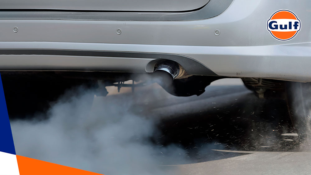 O que a cor da fumaça do escapamento fala sobre o seu motor