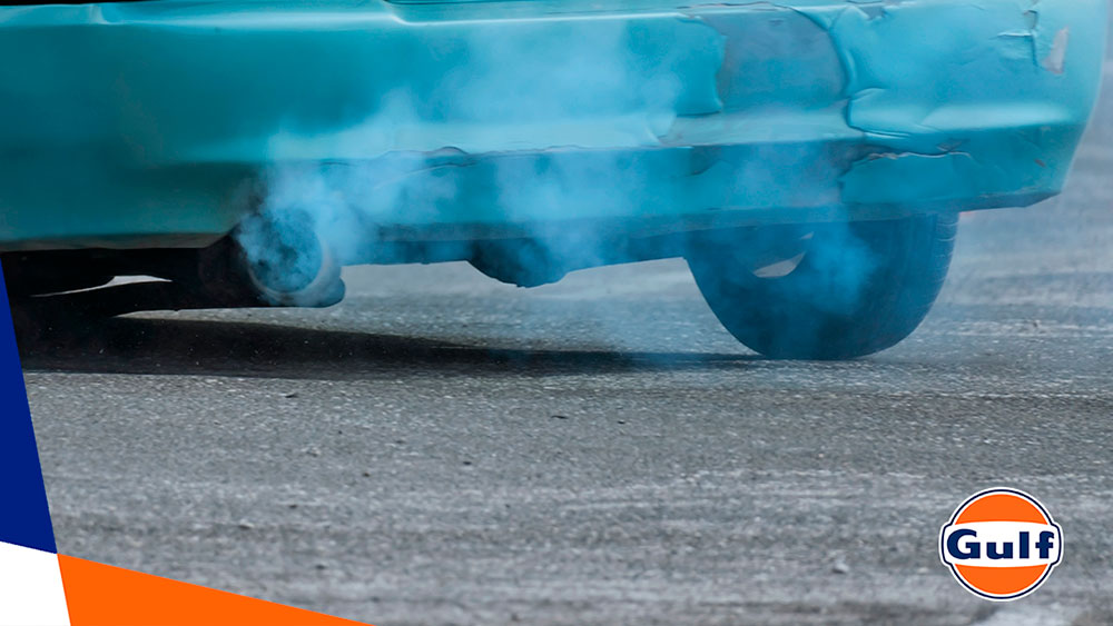 O que a cor da fumaça do escapamento fala sobre o seu motor