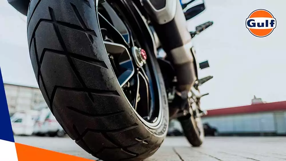 Como verificar os pneus de sua motocicleta: um guia completo