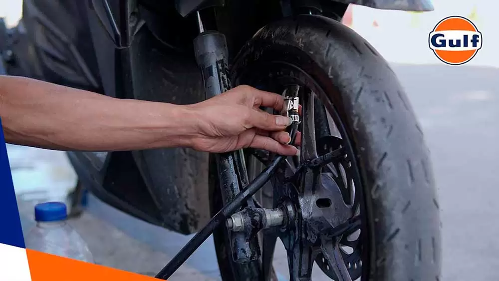 Como verificar os pneus de sua motocicleta: um guia completo