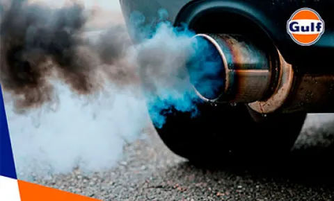 O que a cor da fumaça do escapamento fala sobre o seu motor