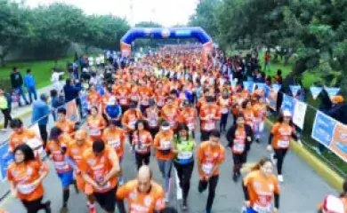 a group of people running in a marathon