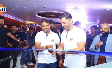 Mechanic meet with Dhoni