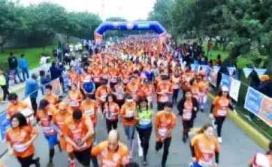a group of people running in a marathon