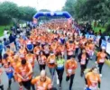 a group of people running in a marathon