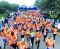 a group of people running in a marathon